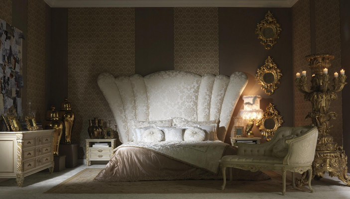 Chesterfield Velká postel s polstrovanou hlavnicí, postelový polštář, hotelová postel, bílá barva, klasický