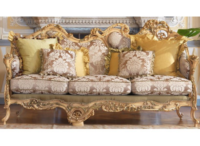 Klasická pohovka Chesterfield s rytinami ručně vyřezávanými detaily.