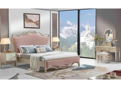 Elegantní manželská postel v dechberoucí růžové barvě s dvěma nočními stolky.