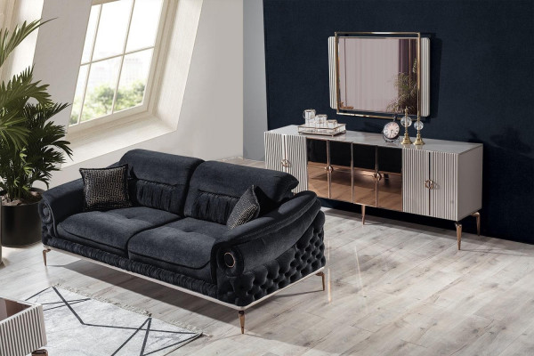 Elegantní třímístná černá luxusní pohovka s moderním dřevěným rámem.