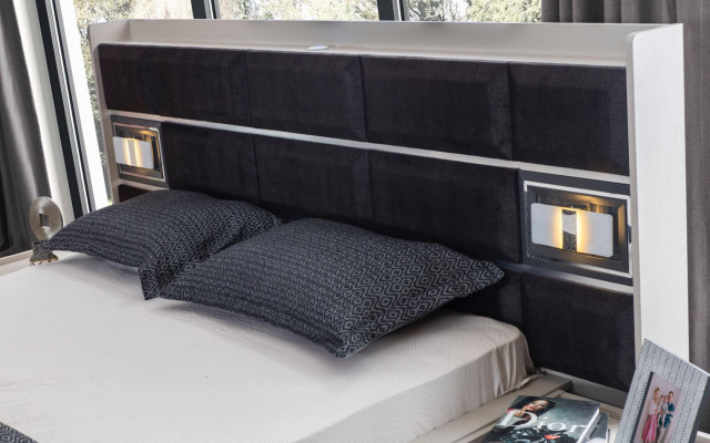 Šedý nábytek do ložnice, designová postel, 2x noční stolky, dřevěná skříň, 4 kusy