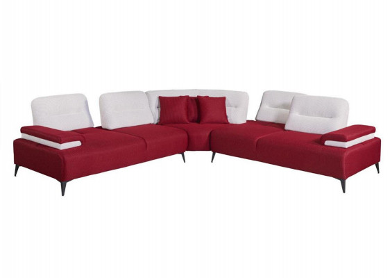Červená stylová rohová sedací souprava L-tvaru designového obývacího pokoje s dřevěným obkladem.