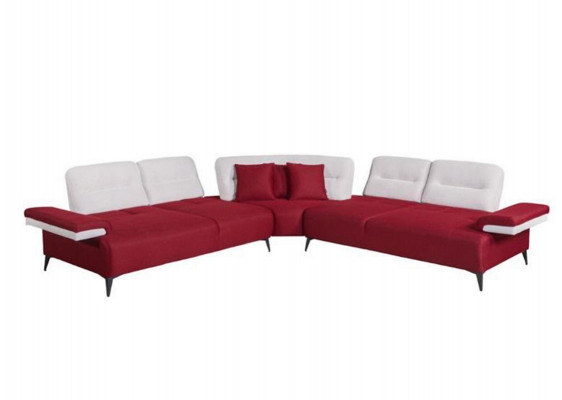 Červená stylová rohová sedací souprava L-tvaru designového obývacího pokoje s dřevěným obkladem.