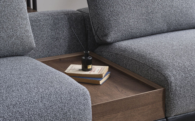 Šedá obývací sestava ve tvaru L, designový polstrovaný křeslo, konferenční stolek