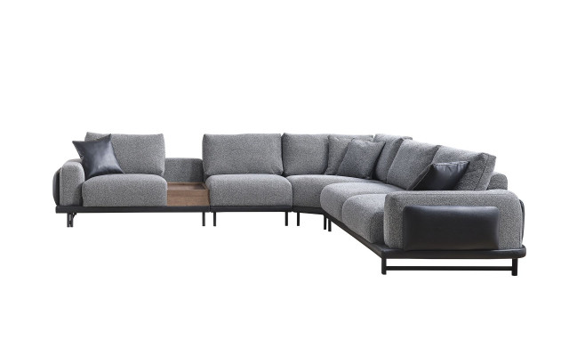 Šedá pohovka s designerovským textilním křeslem v obývacím pokoji luxusní sestava