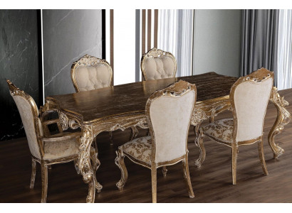 Elegantní jídelní pokoj Art Deco s designovým jídelním stolem a židlemi.