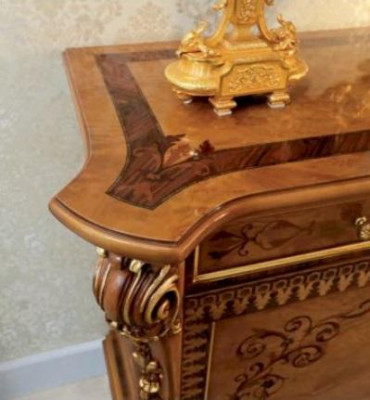 Hnědý dřevěný komod pro jídelnu - elegantní nábytek skříň komoda