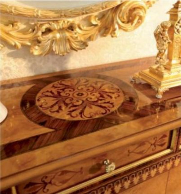 Hnědý dřevěný komod pro jídelnu - elegantní nábytek skříň komoda