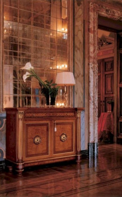 Sideboard Kommode aus Holz für Luxus-Braun im Wohnzimmer.