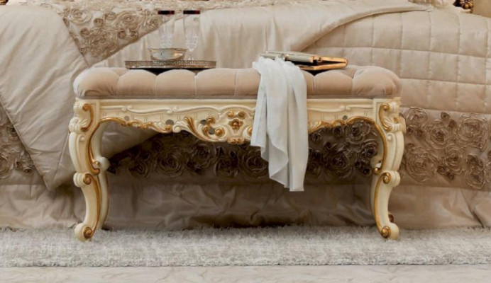 Luxusní Chesterfield taburet s polštářkovou nožičkou, sedací lavice do ložnice.