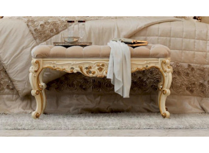 Luxusní Chesterfield taburet s polštářkovou nožičkou, sedací lavice do ložnice.