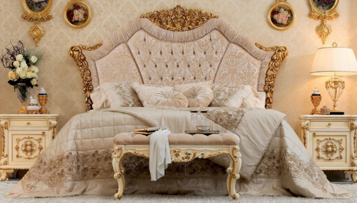 Luxusní Chesterfield taburet s polštářkovou nožičkou, sedací lavice do ložnice.
