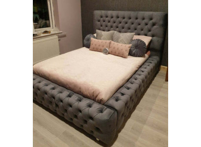 Design Moderní manželská postel Nábytek 180x200 cm s potahem z textilu a dřeva do ložnice.
