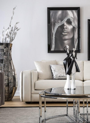 Klasická pohovka Chesterfield s třemi sedadly, luxusní pohovka béžové barvy s třemi sedadly.
