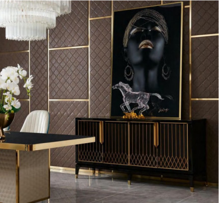 Návrhářský set pro jídelnu a obývací pokoj z dřeva, stůl se 4 židlemi a polštářky.