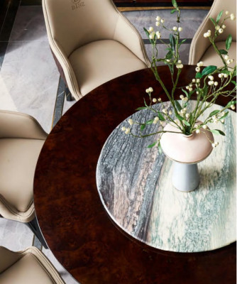 Designová sada židlí do jídelny se zaobleným tvarem s kovovým stolem a židli. Obsahuje 4 židle a stůl.