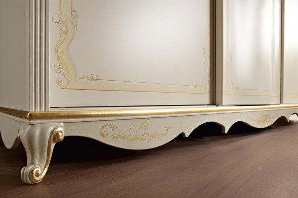 Šatník z masivního dřeva, nábytek do ložnice, designový šatník v bílé barvě.