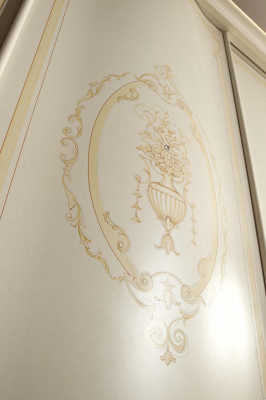 Šatník z masivního dřeva, nábytek do ložnice, designový šatník v bílé barvě.