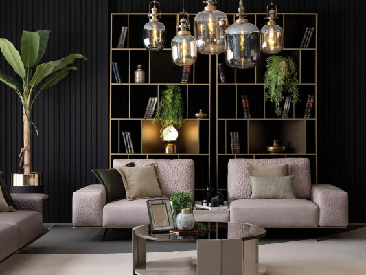 Elegantní pohovka se třemi sedadly v růžové barvě pro moderní obývací pokoj.