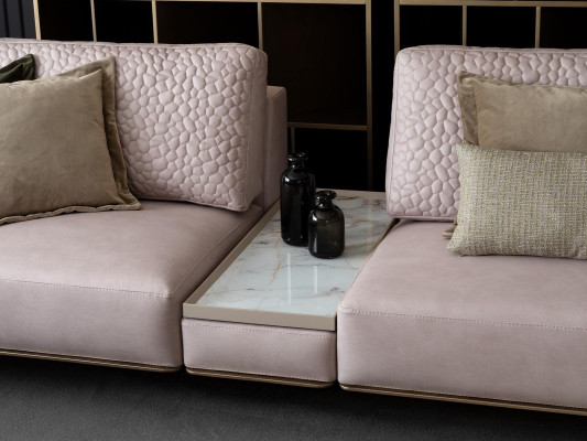 Elegantní pohovka se třemi sedadly v růžové barvě pro moderní obývací pokoj.
