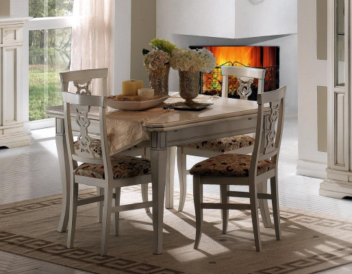 Sada nábytku z 7 kusů ze dřeva, komoda, 4 židle, stůl, vitrína, nová skupina jídelního pokoje.