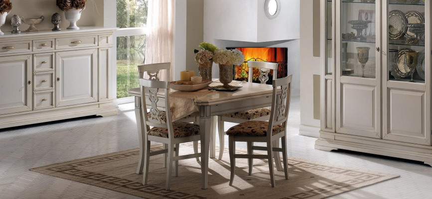 Sada nábytku z 7 kusů ze dřeva, komoda, 4 židle, stůl, vitrína, nová skupina jídelního pokoje.