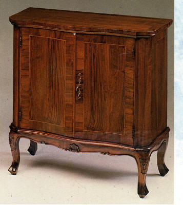 Skríň TV stojí obývacím pokojem úložným komodní dřevěným mediálním regálem.