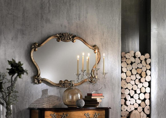 Italské klasické designové zrcadlo s mosaznými listy ve stylu baroko.