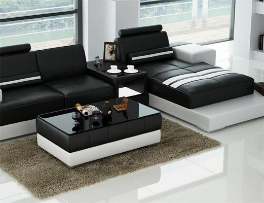Stolní design obývacího pokoje ze skleněného kůže se skleněným povrchem a čalouněním.