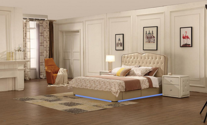 Moderní designový hotel. Postele. Velká manželská postel luxusní dvojitá čalouněná postel.