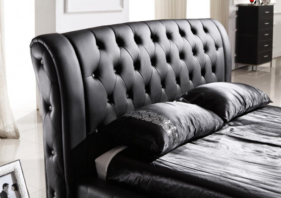 Moderní design hotelového pokoje s obrovskou manželskou postelí, luxusními dvoulůžky a koženou Chesterfield pohovkou.