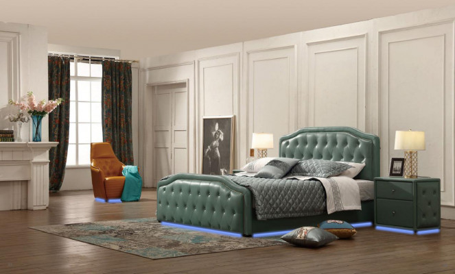 Moderní designový hotelový pokoj. Postel XXL, luxusní manželská postel s čalouněnou kůží typu Chesterfield o rozměrech 180x200 cm.