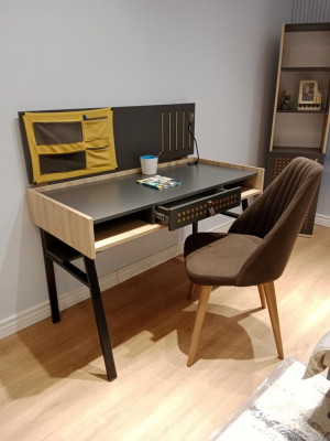 Stůl s moderním designem pro mládežnický pokoj nebo ložnici.