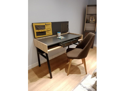 Stůl s moderním designem pro mládežnický pokoj nebo ložnici.