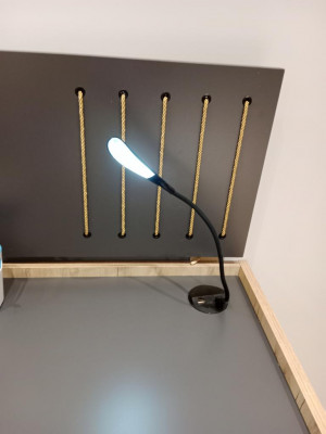 Stůl s moderním designem pro mládežnický pokoj nebo ložnici.