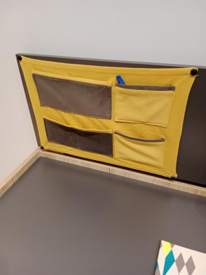 Stůl s moderním designem pro mládežnický pokoj nebo ložnici.