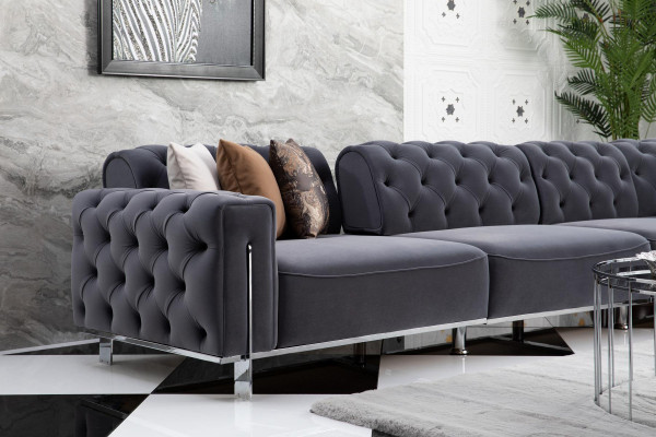 Moderní sedací souprava L tvaru do obývacího pokoje šedé barvy se dřevem a textilií