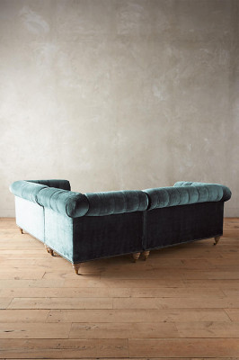 Koutová sedací souprava Chesterfield, kůží potažená pohovka, textilní čalounění, nová.