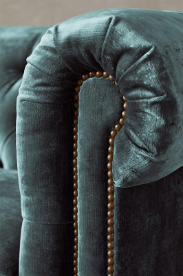 Koutová sedací souprava Chesterfield, kůží potažená pohovka, textilní čalounění, nová.