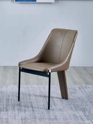 Hnědá židle z umělé kůže, moderní křeslo s jedním sedadlem, polstrováním a dřevěným rámem.