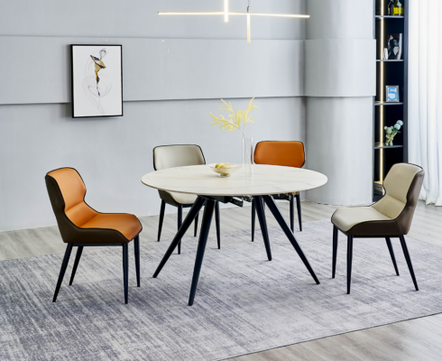 Bežový kulatý jídelní stůl s 4 čalouněnými židlemi designové jídelny.