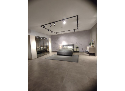 Designer ložnice s postelí, 2 nočními stolky, šatní skříní. Nové a luxusní.