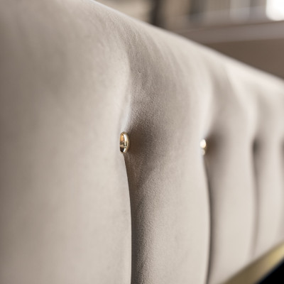 Třímístná pohovka s polstrovaným designovým gaučem 3místná pohovka v luxusním pokoji Nové nábytek.