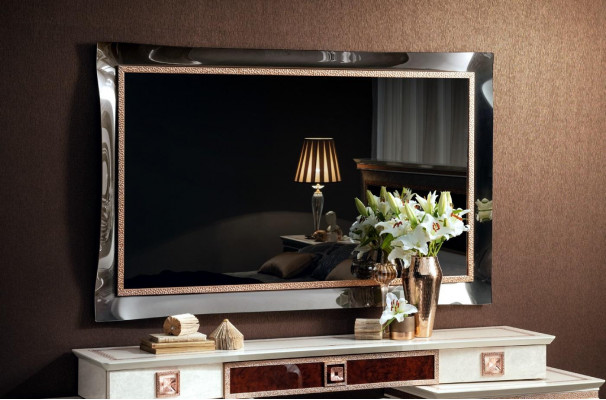 Klasické zrcadlo designu v obývacím pokoji, rám z dřeva v barokním rokokovém stylu.