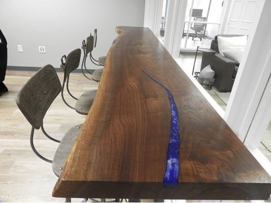 Epoxidový třešňový barový stůl z pravého dřeva, masivní nábytek, vodopádový epoxidový stůl 240x70.