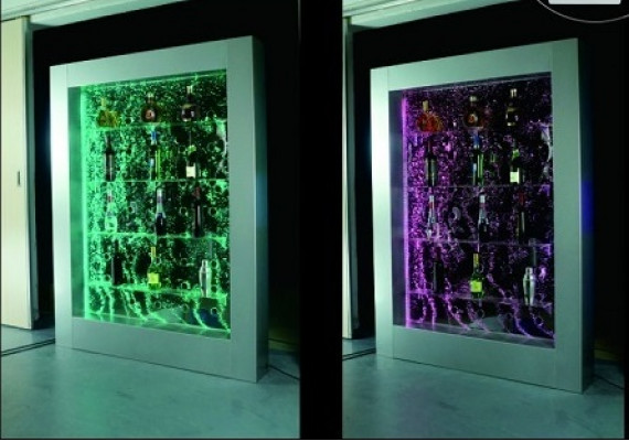 Moderní regál s oddělovací stěnou s vodní stěnou, sloup s vodními sloupy a LED regály.