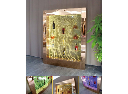 Ledová vodní stěna baru s osvětleným regálem sloupové vodní stěny.