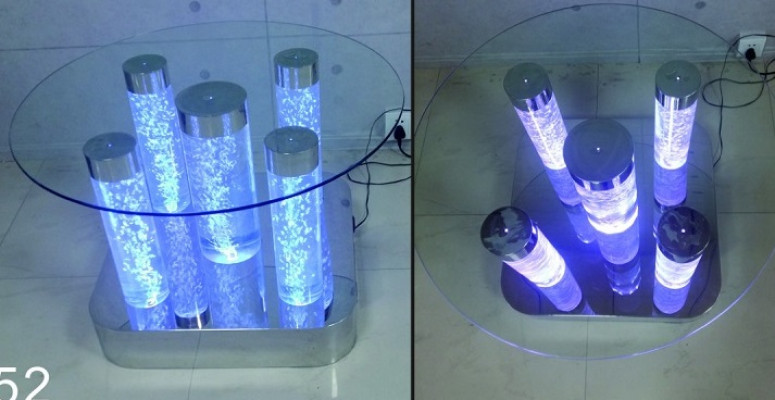 Stolní stůl se sloupem v designu vodního sloupce se stíníky a LED osvětlením.