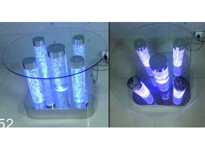 Stolní stůl se sloupem v designu vodního sloupce se stíníky a LED osvětlením.