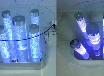 Stolní stůl se sloupem v designu vodního sloupce se stíníky a LED osvětlením.